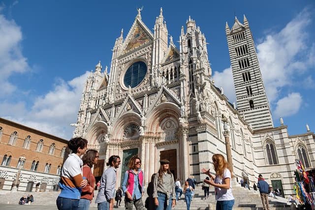 Siena Sightseeing Walking Tour with Food Tastings for Small Groups or Private
