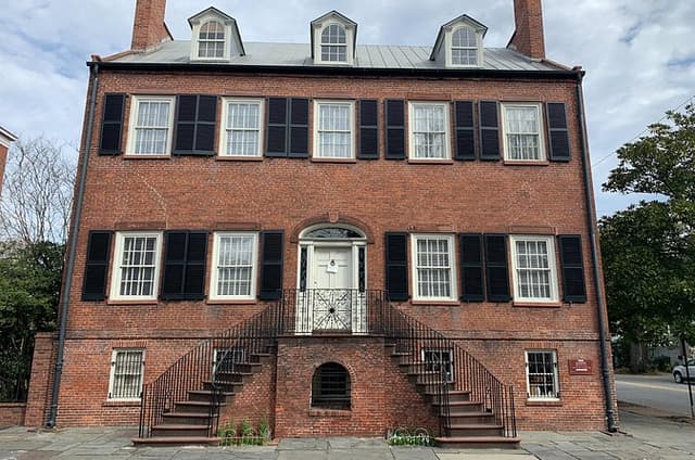 Self-Guided 'Old Squares of Savannah' Solo Walking Tour