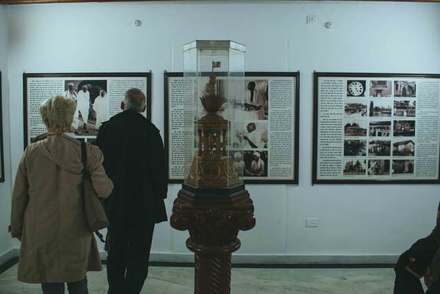 6-hours Delhi's temples & Gandhi's journey combo city tour
