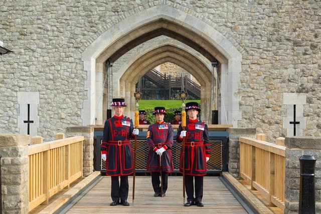 VIP Tower of London and Crown Jewels Tour with Private Beefeater Meet & Greet