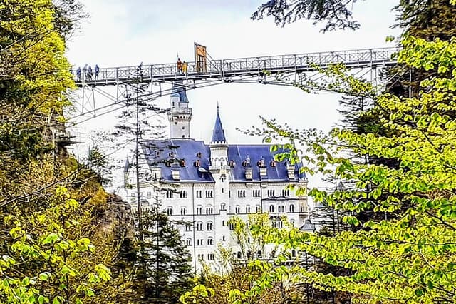 EXCLUSiVE NEUSCHWANSTEiN and XXL-Pedestrian SUSPENSiON BRiDGE Tour INCL. TiCKETS