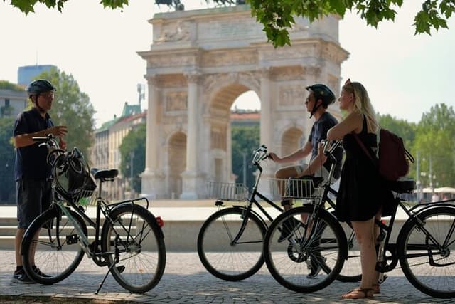 Milan: Bicycle Tour Live Tourist Guide 3 hours and half