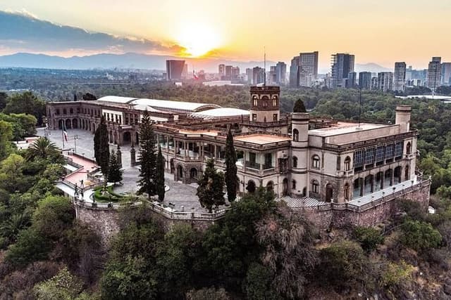 PRIVATE Tour Downtown & Anthropology Museum & Chapultepec Castle
