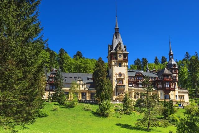 Peles Castle, Dracula Castle and Brasov old town - private tour from Bucharest