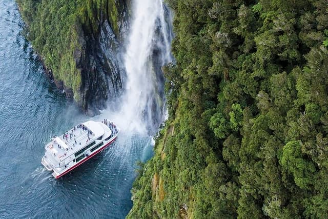 Half-Day Milford Helicopter Flight and Cruise from Queenstown