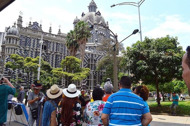 City Tour + Commune 13 Medellin