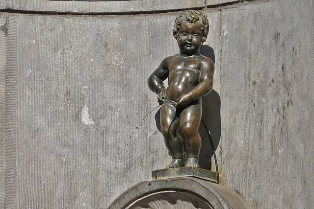 Brussels Walking and Tasting Tour (Beers,Chocolates&Fries/Waffle)