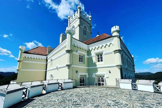 VarazdinTown & Trakoscan Castle, Small Guided Group from Zagreb