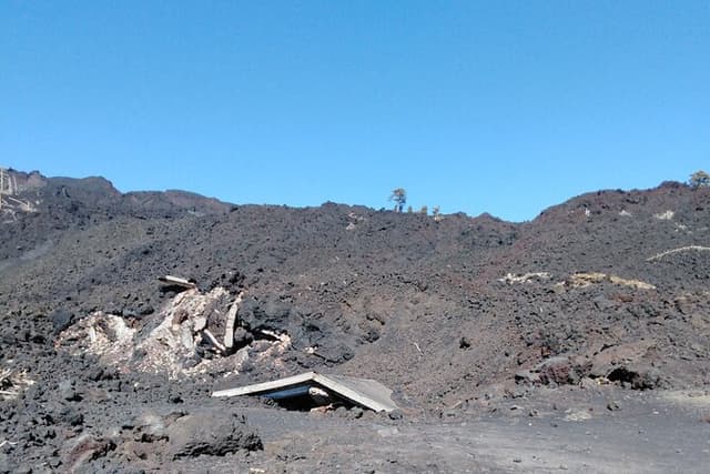 private tour of etna with wine tasting and lunch in the cellar