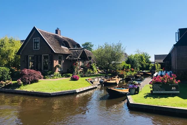 Zaanse Schans and Giethoorn Small-Group Tour with Hotel Pick-Up
