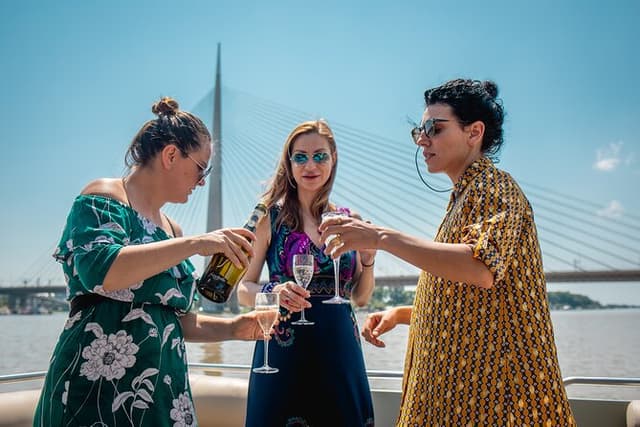 2 hours / Sightseeing Boat cruise Drinks Included