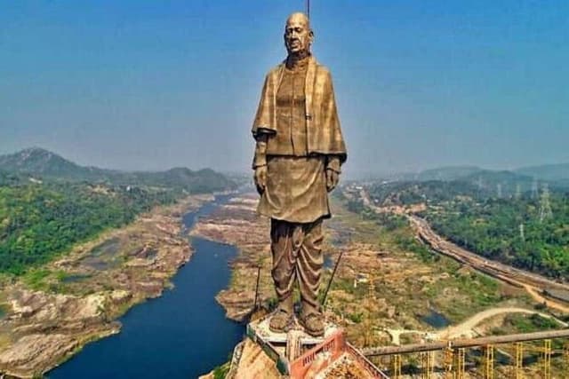 Statue of Unity tour from Ahmedabad in private car with lunch and guide