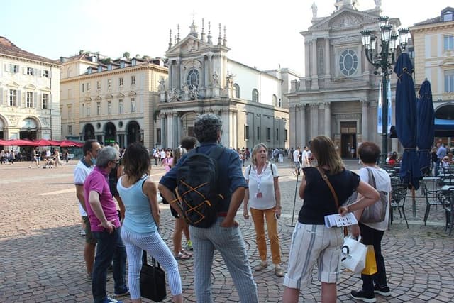 Walking Tour in small groups in English