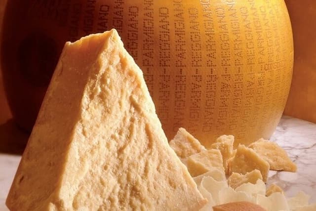 Bologna: the red medieval pearl and its delicious food (private tour)