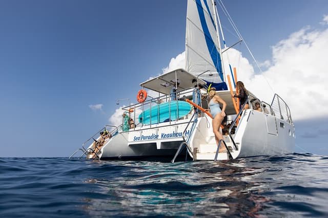 Deluxe Sail & Snorkel to the Captain Cook Monument