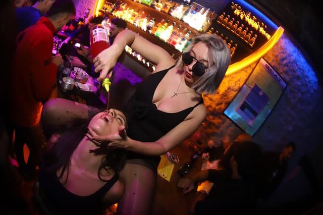 Istanbul Party Pub Crawl with Party Bus in Sultanahmet and Taksim