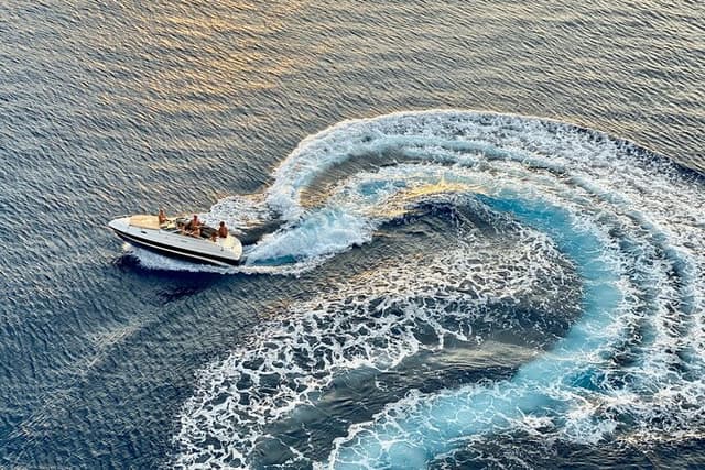 Private speed boat to Ile aux Cerfs full-day Incl: Lunch & Transfer