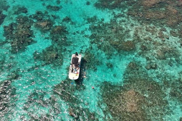 Private boat trip with guide on the most beautiful lagoon of Guadeloupe