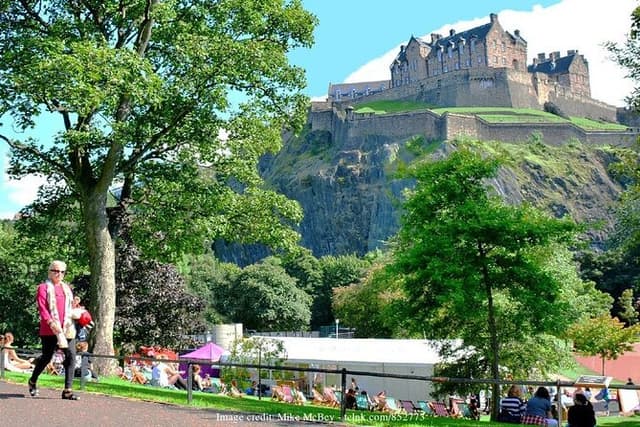Private Full-Day Walking Tour in Edinburgh with Edinburgh Castle
