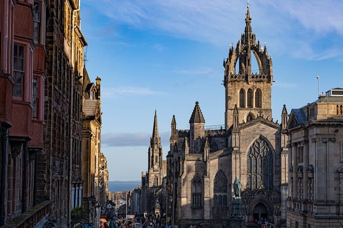 Best Edinburgh Old Town Walking Tours & Historic Experiences