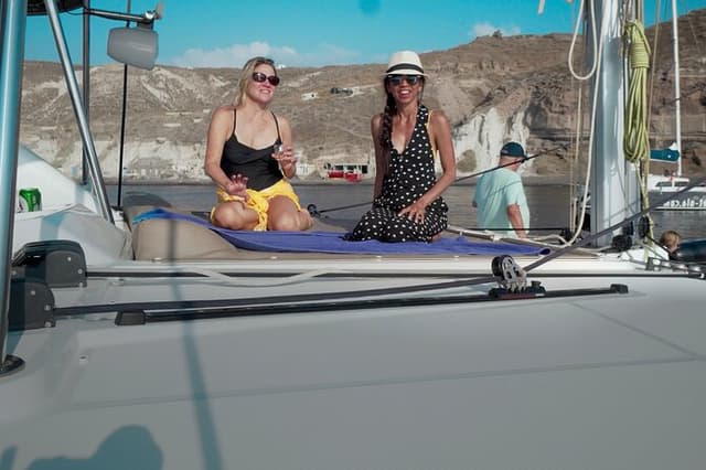 ALL-INCLUSIVE: Santorini Caldera Cruise with Greek Meal & Drinks