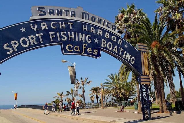3.5-Hour West Side Story Tour: Venice, Santa Monica and Malibu