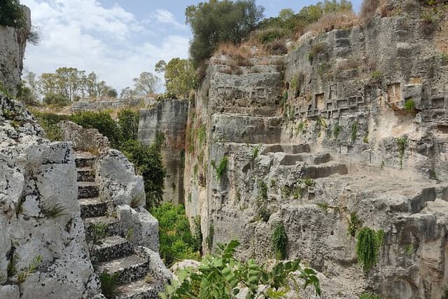 Group guided tour of the archaeological park of Neapolis