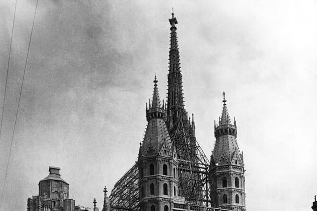 Historical Hitler Walking Tour of Vienna