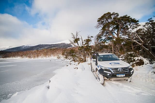 Winter in Ushuaia: Lakes Escondido and Fagnano 4x4 tour with lunch