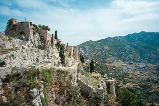 Klis Fortress, Stella Croatica and Vranjaca Cave Private Tour