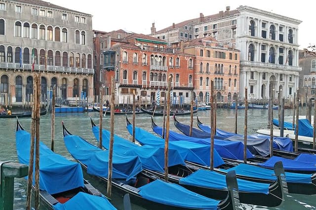 Venice Top attractions Walking Tour along the Canals