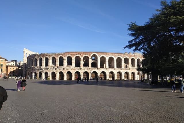 3-Hour Walking Tour with Guide Discovering Verona