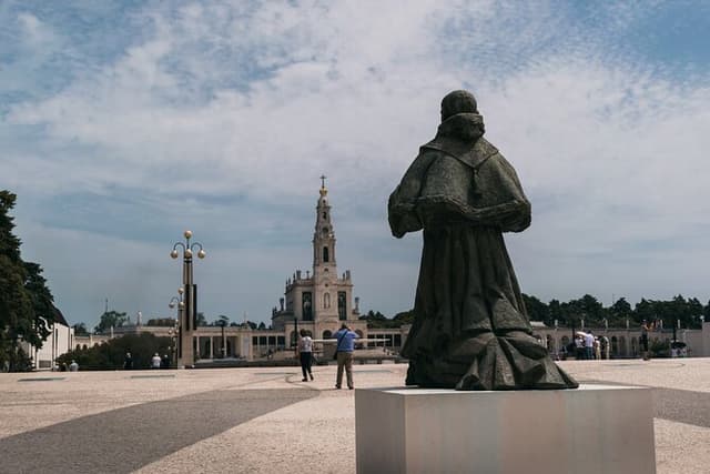 Fátima, Batalha and Nazaré Full Day Private Tour from the West