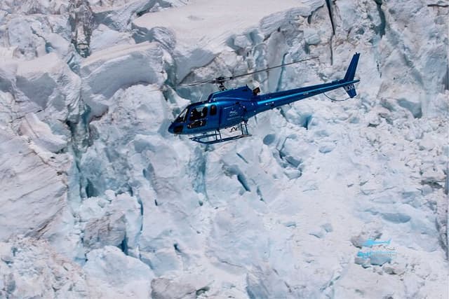 Pilot’s Choice: 2 Glaciers & Snow Landing – 35min