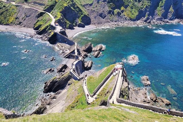 Hike Gaztelugatxe, Fishing Port Bermeo & Pintxo Lunch from Bilbao