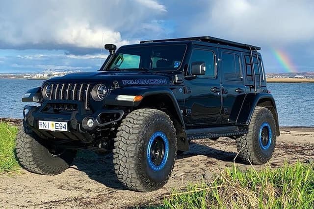 Highlights of Iceland / private guided super Jeep tour