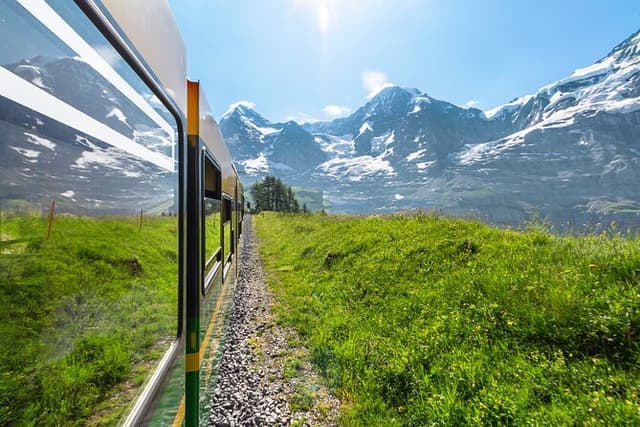 Grindelwald -Kleine Scheidegg-Lauterbrunnen Small Group Day Trip