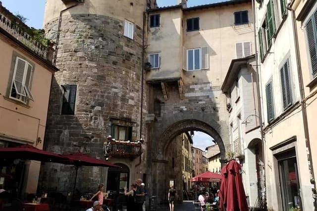 Walking tour of Lucca and its walls