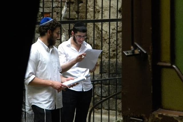 Past and Present of Budapest Jewish District Tour