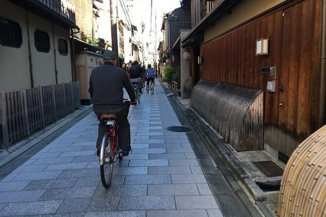 Explore Hidden Alleyway with a Local Expert (Morning tour)