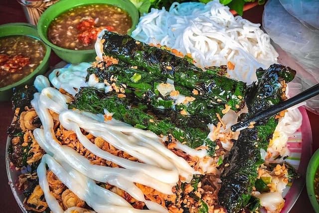 Private Street Food Tour by Motorbike/Car with Local Students