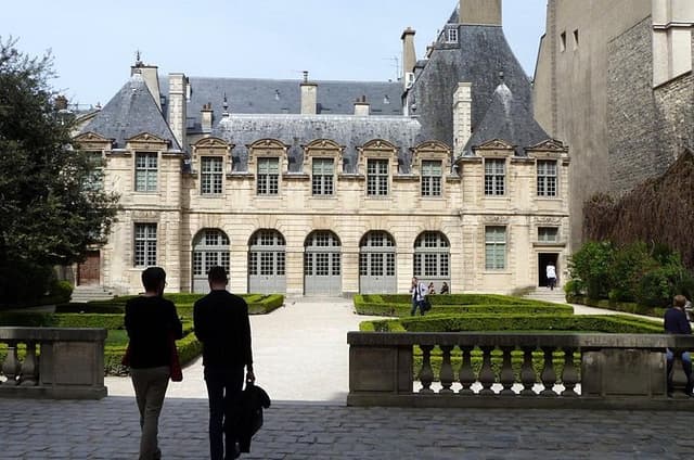 8 hours Paris city tour with Montmartre, Le Marais and Crazy horse