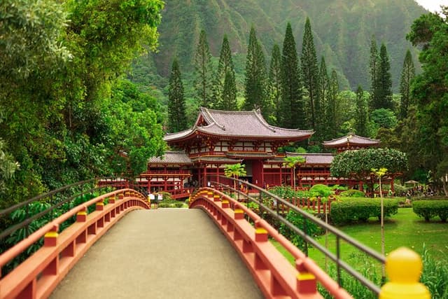 Oahu Majestic Circle Island Tour with Waimea Falls and Byodo Inn