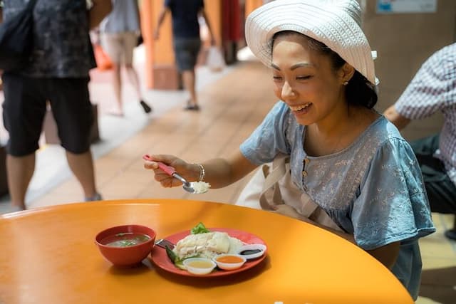 Singapore: Chinatown Hawker Market Food Tour with 7 Food Tastings