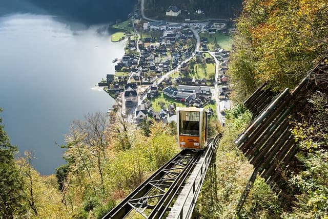 Private guided tour from Vienna to Hallstatt with Skywalk & Salt Mine Experience