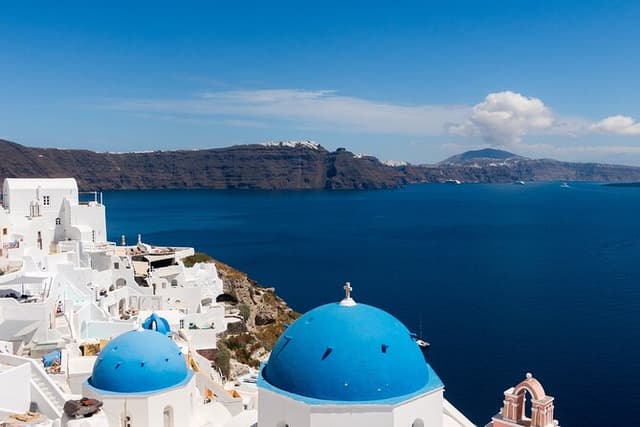 The Essence of Santorini: 4-Hour Customizable VIP Private Tour