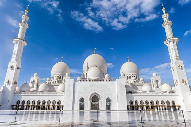 6 Hours Snapshot Tour of Abu Dhabi including Grand Mosque Visit