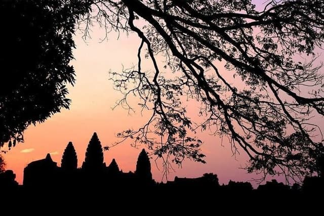 Angkor Wat Sunrise & 3 Main Temples with Breakfast – Small Group