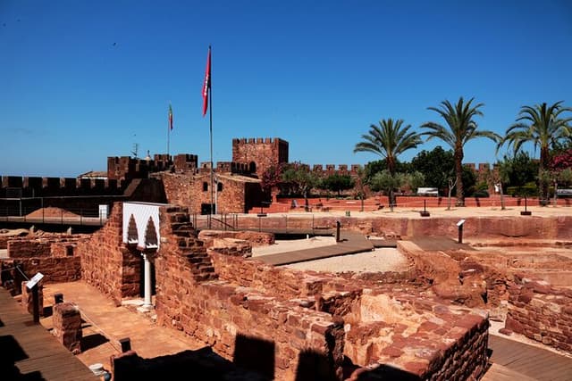 Guided visit to Silves and taste of local flavors