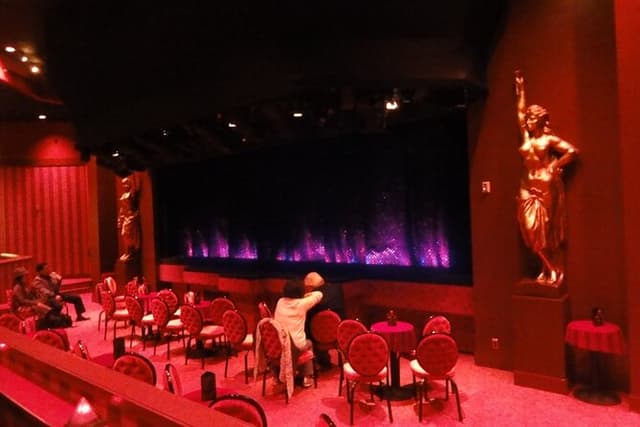 6 hours Paris City Tour with Seine River cruise and Crazy horse